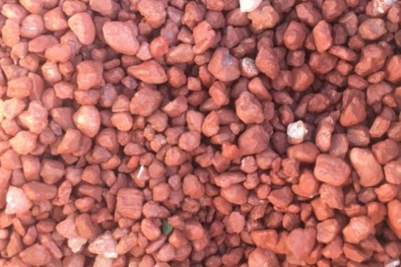 Drť červená barvená