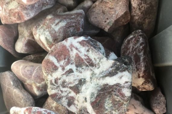 Mramor červený žilkovaný 1 - 2 cm